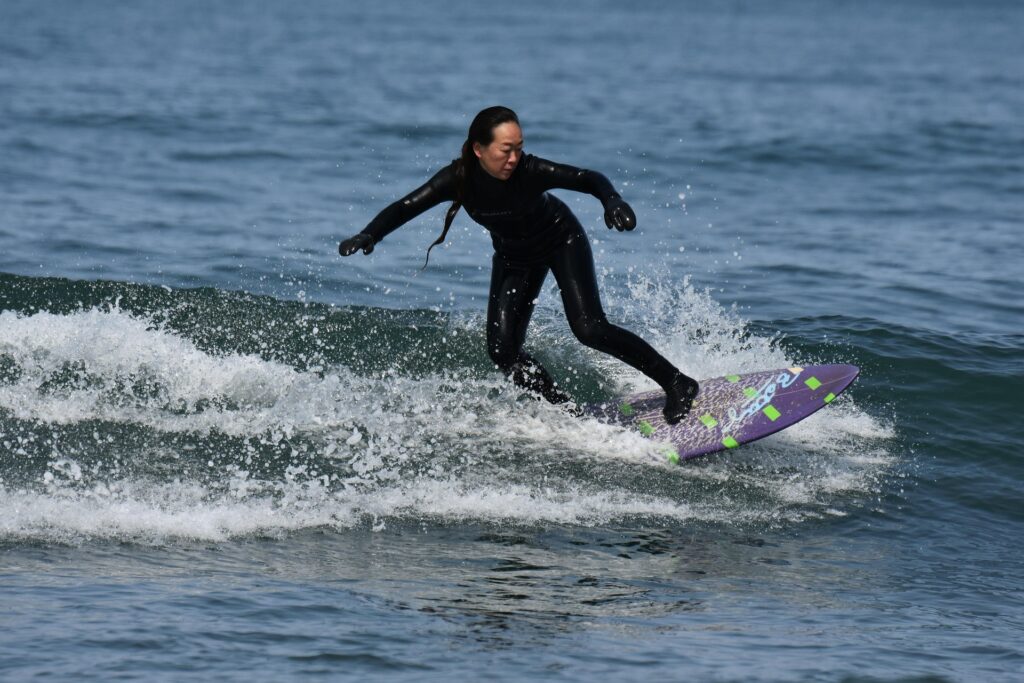 mujer surfista montando una ola 