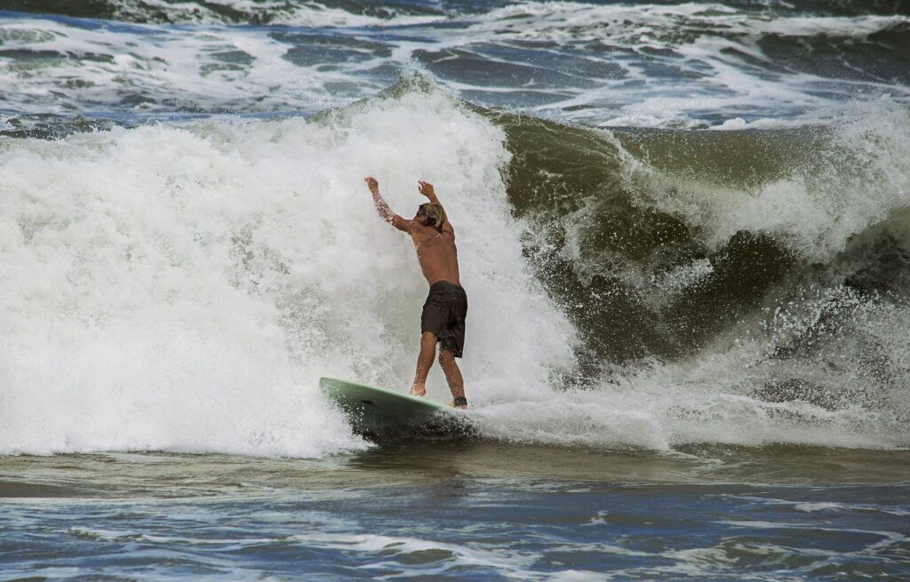 surfista en una ola gigante