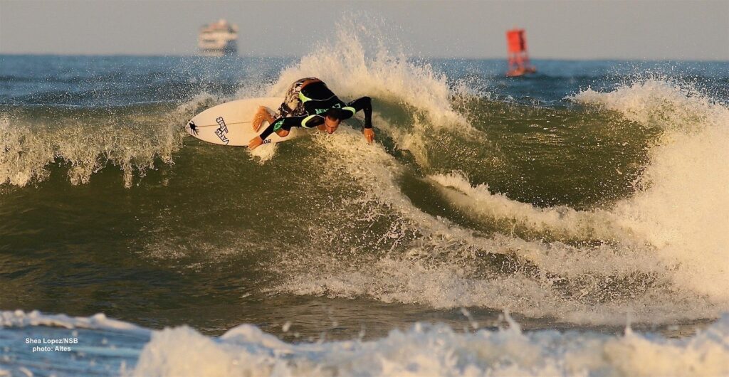 surfista de surf haciendo un truco en la ola gigante 