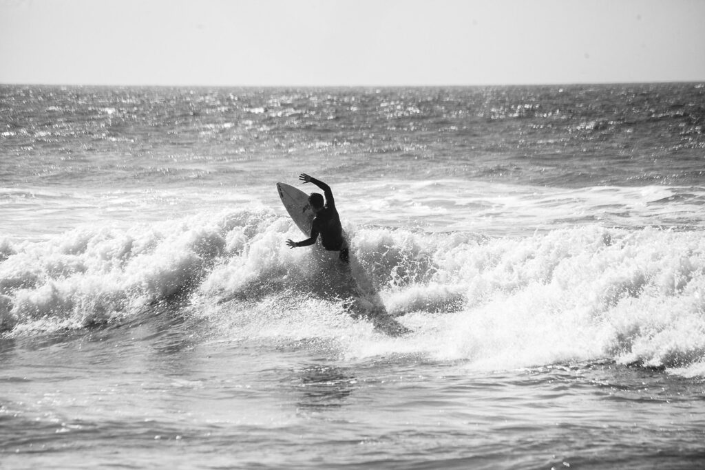 surfista practicando surf
