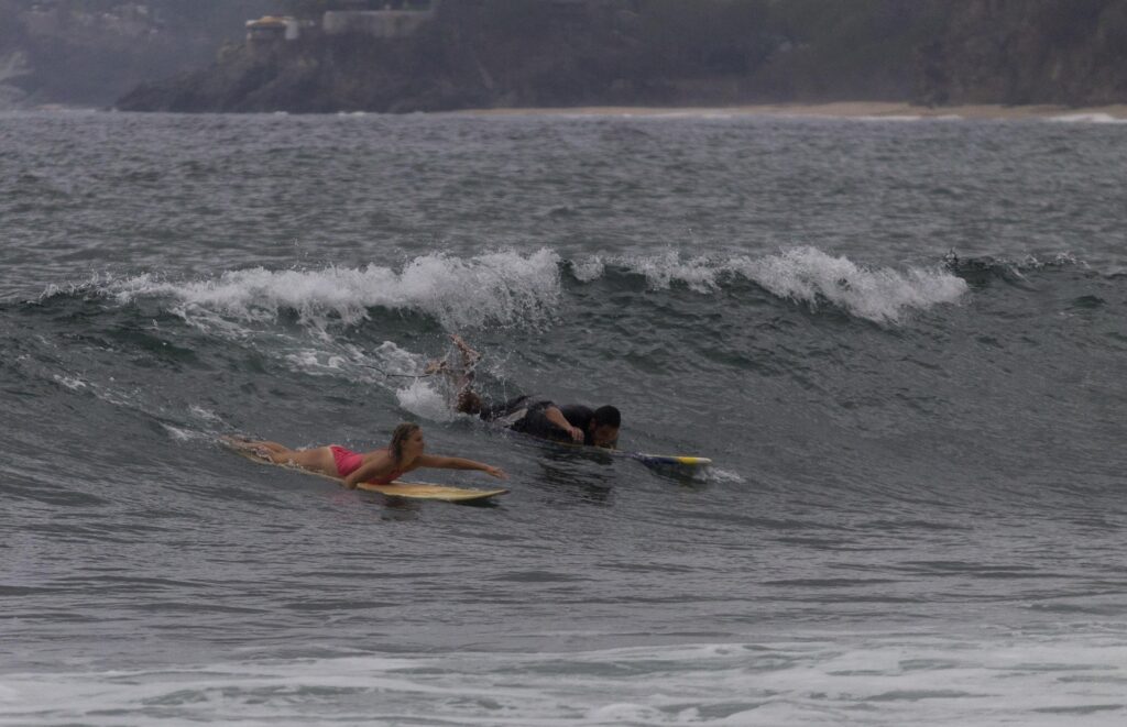 surfistas mexico aprovechando fuerza de la ola