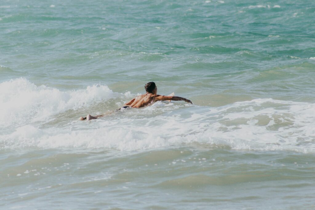 surfista remando correctamente