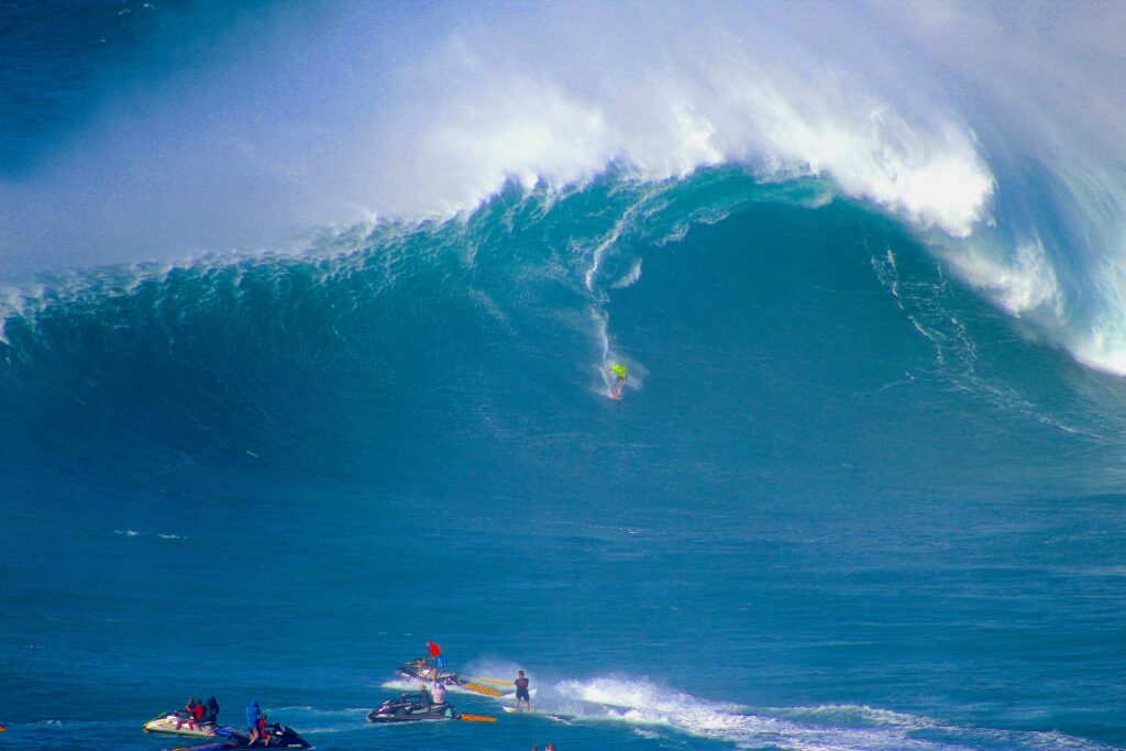 olas enormes de hawai surfer
