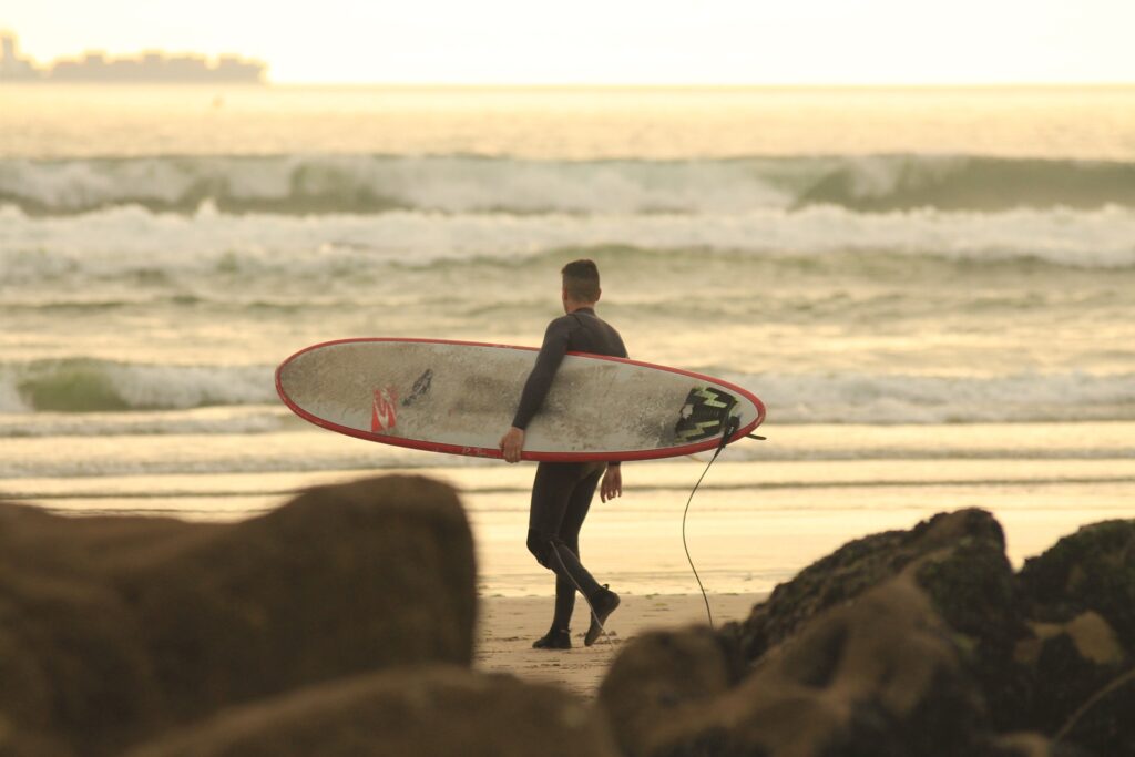 surfista practicando surf en california